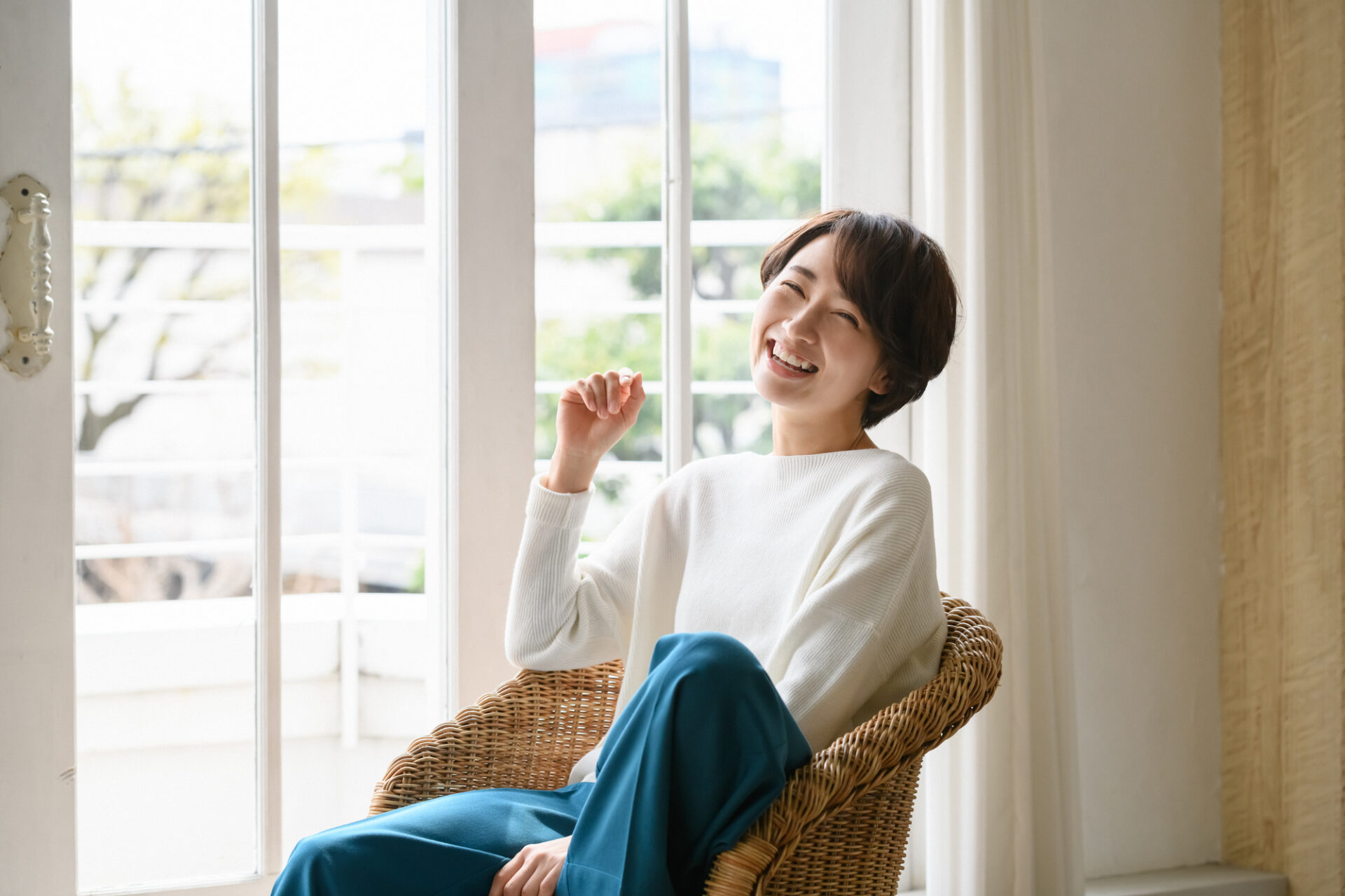 窓辺でリラックスする女性