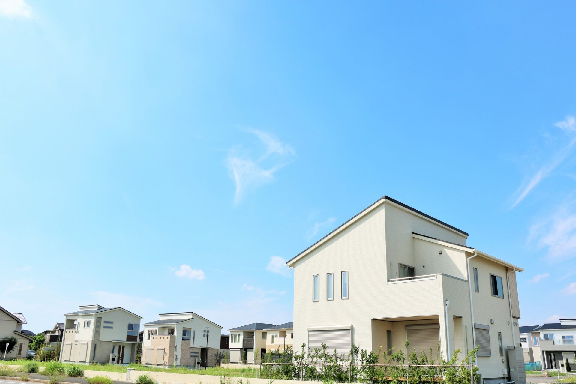 青空と入居前の新築の家