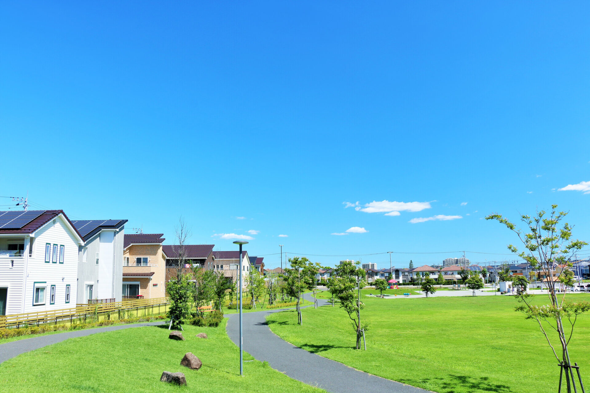 低層住居専用地域の整った街並みと芝生の広がる公園｜家族にやさしい住環境