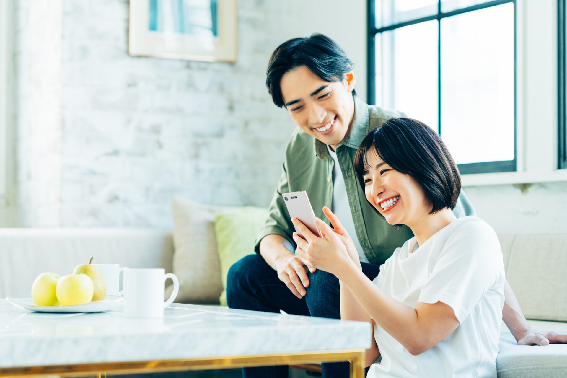 住宅ローンや家計について話し合う若い夫婦