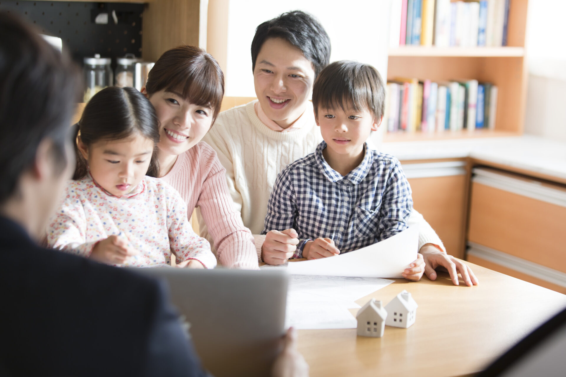 住宅設計の打ち合わせをする家族｜注文住宅のプランニングに取り組む家族の様子