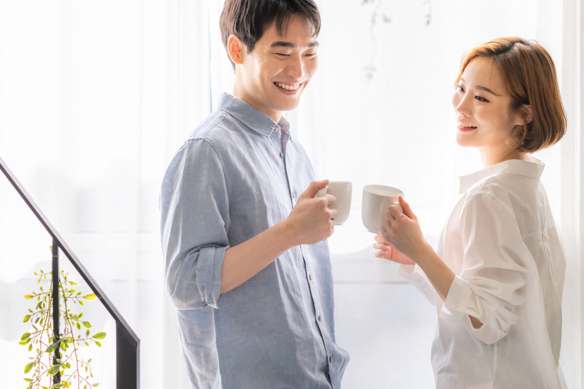 外からの視線を遮る明るい室内でくつろぐ夫婦｜プライバシーに配慮した住まいの一例