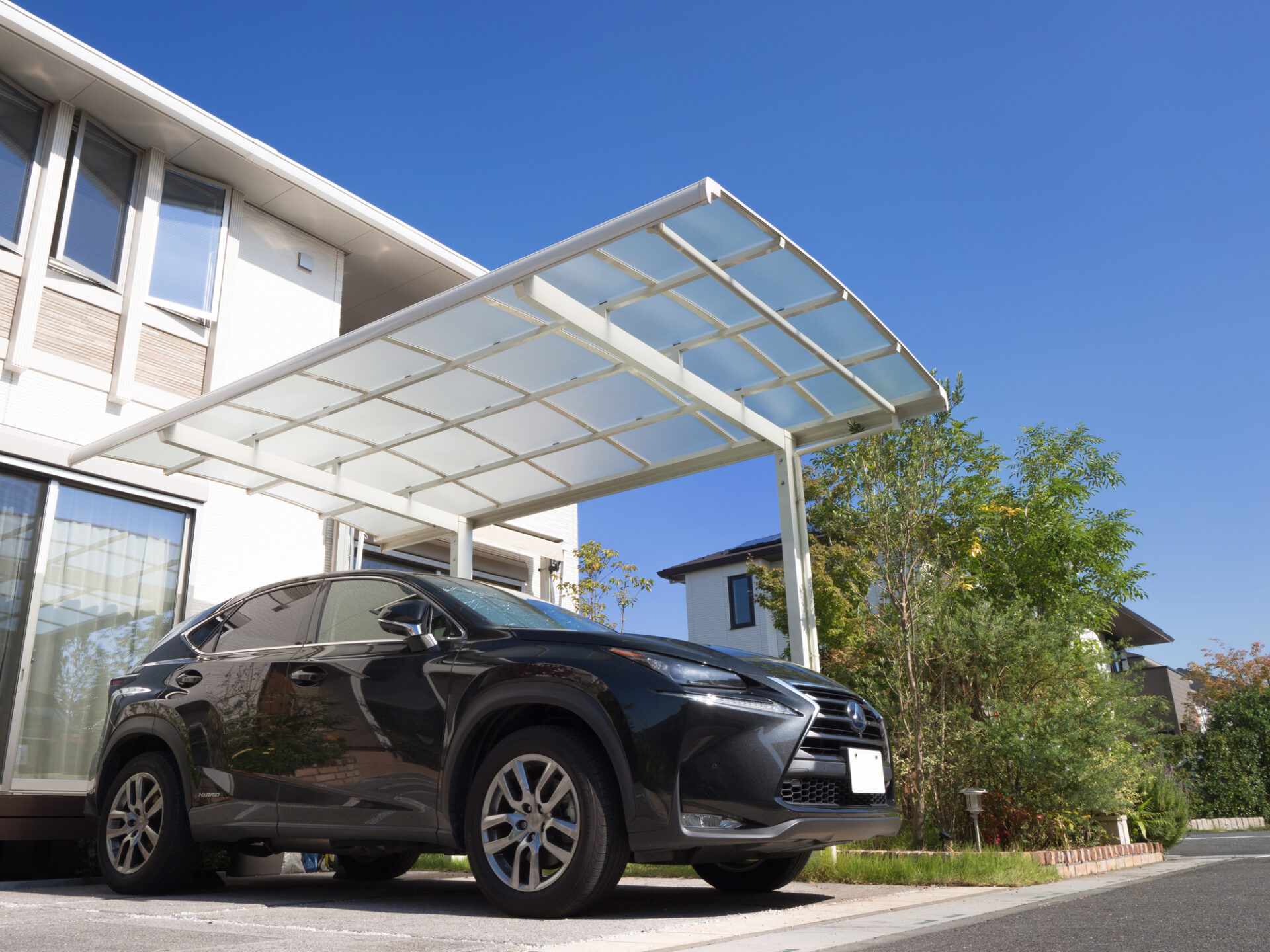 住宅の前に設置されたカーポートと黒いSUV｜固定資産税や建築確認の対象となる設備の一例