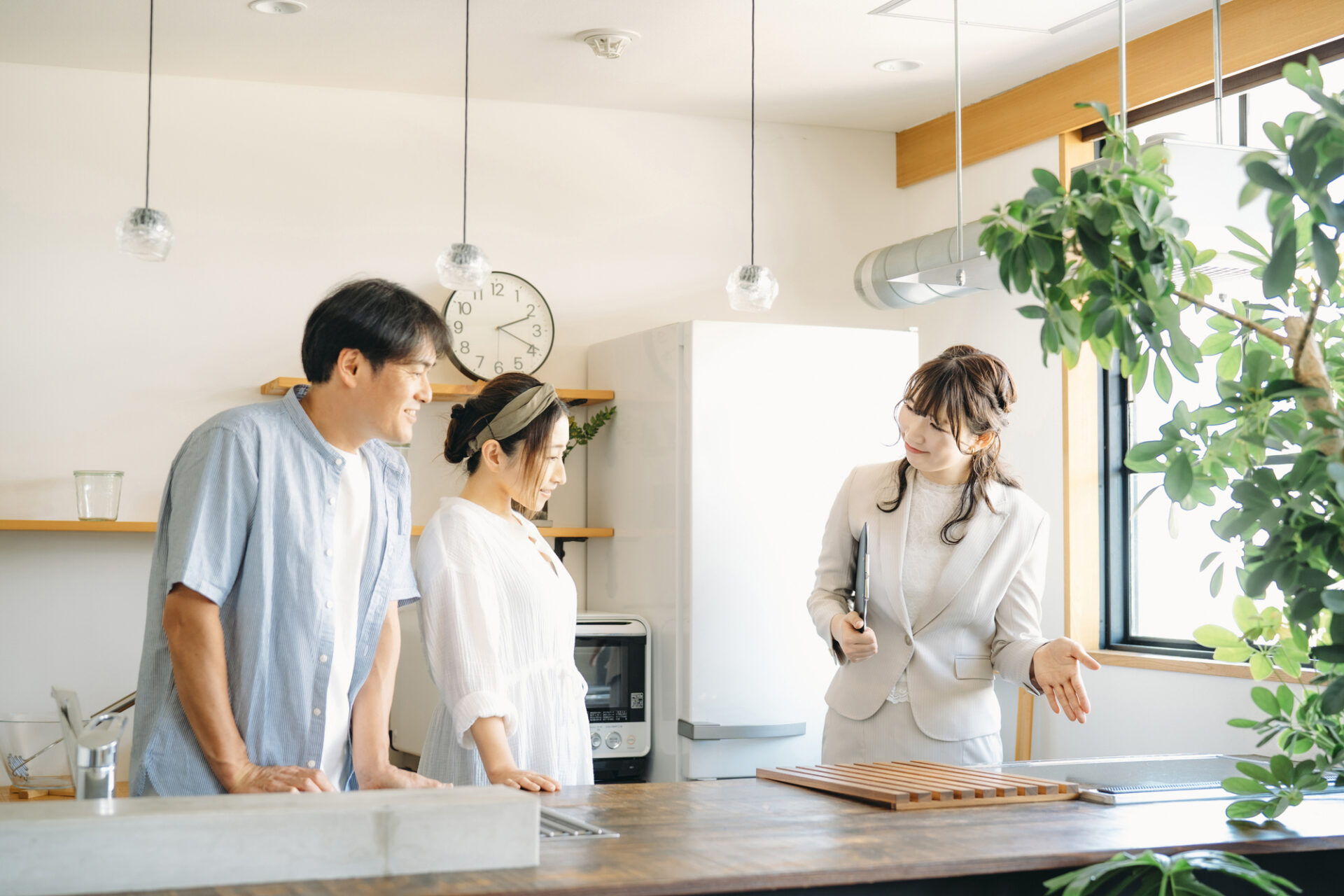 注文住宅 設備 custom-home-outdated-equipment-2025 注文住宅を建てる前に知っておきたい、「もう選ばれなくなってきている住宅設備」を2025年最新の視点で厳選して6つ紹介します。かつては当たり前だった設備がなぜ避けられるようになったのか？この記事では、後悔しない設備選びの新基準もあわせて解説します。予算のムダを防ぎ、快適な暮らしを実現するためのヒントが満載です。 【2025年版】注文住宅で「もう選ばれない」設備6選！後悔しないための新基準 キッチンで住宅スタッフと相談する夫婦｜注文住宅の間取りと設備の打ち合わせ風景 注文住宅を建てるなら、設備選びにも目を配り、納得のいく住まいをつくりたいものです。 以前は定番だった設備も、今ではあまり選ばれなくなってきたケースが増えています。 2025年現在、選ばれる機会が減ってきている住宅設備を6つ取り上げ、背景や理由を解説します。 これから家づくりを始める方は、ぜひ設備選びの参考にしてみてください。 もう選ばれない！？注文住宅の設備が時代遅れになる理由 白を基調としたシンプルなキッチン｜注文住宅の設備選びとおしゃれな収納例 注文住宅の設備選びでは「どれを選ぶべきか？」と迷う方も多いでしょう。 SNSやカタログで魅力的に見える設備の中には、今ではあまり選ばれないものも紛れています。 なぜなら、暮らしに求められるものが変わってきたためです。 ここでは、選ばれなくなった背景を解説し、マイホームの設備選びに役立つヒントをお届けします。 数年前の常識が、今では非常識に？ 注文住宅の設備は一度設置すると長期間使い続けるため、数年の間に流行が大きく変わってしまう場合もあります。 たとえば以前は、価格を優先してアルミサッシを選んだり、収納量を増やすために吊り戸棚を多用したりするケースが一般的でした。 現在は、省エネ性能や使い勝手、将来のメンテナンス性が重視されるようになり、こうした設備は時代遅れとされる場面が増えています。 情報収集を始めたばかりの方は昔のイメージに影響されやすいため、現在は選ばれなくなっている設備についても理解を深めておくと安心です。 設備選びの失敗は、コストだけでなく暮らしにも影響 設備選びの失敗例として、「使うつもりで取り付けたのに出番がない」「便利そうに見えて、かえって手間が増えた」といったケースが挙げられます。 高い位置にある吊り戸棚もそのひとつです。 使いにくさから、「踏み台がないと届かない」「入れたものを忘れてしまう」などの不満が出やすくなっています。 一見コストを抑えられたように見えても、早期のメンテナンスや光熱費の負担がかさみ、結果的に割高になる場合もあります。 注文住宅では、「人気だから」「皆が採用しているから」ではなく、暮らしに合った設備かどうかを見極める視点が欠かせません。 2025年現在「選ばれなくなってきている設備」6選 小上がりの和室とローテーブル｜注文住宅の間取りに取り入れたい畳スペース 暮らし方や住宅性能の進化に伴い、注文住宅の設備に求められる基準も少しずつ変わってきました。 ここでは、2025年現在あまり採用されなくなってきている設備を6つ厳選して紹介します。 なぜ選ばれなくなったのか、今どのような選択肢が選ばれているのかについても解説しましょう。 1. 断熱性の低いアルミサッシの窓 窓は、住宅の中でもとくに熱の出入りが多い場所です。 夏に約7割の熱が入り込み、冬は暖房の熱の約5割が窓を通じて出ていくと言われており、断熱性への影響は非常に大きい部分です。 断熱性への関心が高まる中、アルミサッシや単板ガラスでは快適な室温を保ちにくく、冷暖房にかかる光熱費も増える傾向があります。 2025年以降は、省エネ基準に適さない住宅の新築が制限される見込みで、YKK APも2027年度には住宅用アルミサッシの製造を終了する予定です。 今後は、樹脂との複合サッシやトリプルガラスなど高断熱仕様が主流になります。 新築時には、窓の断熱性をしっかり確認しましょう。 （参考：YKK AP株式会社「断熱性 | 技術基準・関連法規 | 法令・制度」） 【関連記事】 注文住宅の窓選びで後悔しない！ガラスとサッシの種類や選び方のポイントをわかりやすく紹介 2. 高所にある吊り戸棚（洗面所・キッチン） かつては収納を増やす目的で、天井付近に設置する吊り戸棚が一般的でした。 しかし今では、「高くて手が届かない」「中に何を入れたか忘れる」といった理由で使わなくなるケースが目立ちます。 踏み台が必要な高さでは使いづらく、結果的に使われないままの収納になってしまう場合も少なくありません。 最近は、上部をオープン棚にして見せる収納にしたり、パントリーや引き出しを活用したりと、使いやすさを重視した間取りが増えています。 大切なのは収納の量ではなく、日常でどれだけ使いやすいかです。 吊り戸棚を設けるかどうかは、生活スタイルに合うかを基準に判断しましょう。 【関連記事】 キッチンの間取りで後悔しないために知っておきたい失敗例6選と動線や収納を考えるコツ 3. 小上がりの和室 床を一段高くした畳スペース、いわゆる小上がり和室は、「収納が増える」「子どもの昼寝に最適」といった理由から、以前は多くの家庭で採用されていました。 しかし実際には、小さな子どもが落ちる、高齢の家族がつまずく、掃除機が段差に引っかかるといった使いにくさを感じる場面も多いようです。 段差があると、家具の配置が限られてしまったり、将来リフォームを行う際の制約になったりすることもあります。 最近は、ラグやジョイントマットで手軽に和の空間を演出する家庭が増え、あえて造作の小上がりを設けない住まいも増えています。 4. 扉付きのクローゼット 一見スッキリ見える扉付きクローゼットも、見直されつつある設備のひとつです。 「開け閉めが地味に面倒」「扉を開けたままだと通路が狭くなる」といった、小さなストレスが積み重なりやすいためでしょう。 とくに子ども部屋や寝室では、ハンガーパイプと棚を組み合わせたオープンクローゼットや、必要に応じてロールカーテンで目隠しするスタイルが増えています。 ロールカーテンなら必要なときだけサッと隠せて、普段の出し入れもストレスなく行えます。 収納は見た目だけでなく、「片付けやすさ」や「使いやすさ」を重視したいところです。 5. 安価な窯業系サイディング 外壁材として一般的な窯業系サイディングですが、価格重視で選ばれがちな低グレード品は、近年では選択を避ける人が増えています。 数年で塗膜が傷みやすく、7〜8年ほどで劣化が目立ってくるケースが多いためです。 結局は塗り直しや補修の手間が増え、長期的にはコストの負担が大きくなる可能性もあります。 最近は、塗膜が長持ちし、美しい外観を30〜40年保てる高性能な外壁材に注目が集まっています。 初期費用の安さだけで判断せず、将来のメンテナンス費まで考慮することが重要です。 【関連記事】 【完全ガイド】注文住宅の外装・内装でよくある失敗とは？後悔しない選び方のコツ 6. 掘りごたつ 掘りごたつは和の趣があり、足を下ろしてゆったり座れる快適さから、かつては多くの家庭で好まれていました。 しかし期待に反して、実際には不便さを感じる場面が多いという声も聞かれます。 たとえば、食べこぼしの掃除には手間がかかり、中に潜らないと届かない場合もあります。 さらに、床に埋め込まれているため、レイアウトの自由度が下がる点もネックです。 最近では全館暖房が主流となり、掘りごたつの必要性は以前よりも薄れてきています。 雰囲気の良さに心を惹かれても実際に使う機会がどれだけあるのか、冷静に見極める姿勢が大切です。 「もういらない」と言われる設備に共通する3つの理由 明るいリビングで赤ちゃんと遊ぶ家族｜注文住宅の間取りと快適な暮らしの実例 ここまで取り上げてきた設備は、いずれも一時期はよく選ばれていたものです。 それにもかかわらず、今では「もういらない」と言われる場面が増えています。 背景には、暮らしの変化に伴い、設備を選ぶ際に重視される基準や価値観が変化してきたことがあります。 ここでは、共通する背景を3つの観点から見ていきましょう。 1．メンテナンスや将来コストへの意識が高まった これまでの家づくりでは、初期費用をなるべく抑えることが重視されてきました。 しかし最近では、暮らし始めてからの維持費や、長期的な使い勝手まで視野に入れて設備を選ぶ人が増えています。 たとえば、塗装の劣化が早くてメンテナンスに手間がかかる外壁材や、断熱性が不十分で冷暖房効率の悪い窓は、将来的なコスト増につながります。 これからは、「今どれだけ便利か」ではなく、「将来も快適に使い続けられるかどうか」を見極める目が求められます。 2．断熱性・気密性の進化で不要になる設備が増えた 最近の住宅では、断熱性や気密性が大幅に進化し、家全体で室温を安定させやすくなっています。 その結果、かつて当たり前だった設備の中には、現代の住まいには不要とされるものも出てきました。 たとえば、冬の寒さ対策として重宝されていた掘りごたつや、アルミサッシと単板ガラスの窓は、高断熱仕様の住宅では採用される機会が減少しています。 住宅の基本性能が向上した現在では、補助的な設備に頼らずとも快適に過ごせる間取りが一般的になりつつあります。 3．暮らしの変化とミニマル志向が後押しに コロナ禍を経て自宅で過ごす時間が増え、「本当に必要なものだけに囲まれた暮らし」を望む人が多くなりました。 さらに、片付けやすさや掃除のしやすさといった、日々の手間を減らす視点からミニマル志向も広がりを見せています。 たとえば、高い位置にある吊り戸棚のような使いにくい収納は敬遠され、手が届く高さの棚や引き出し収納などが好まれる傾向です。 また、見た目よりも実用性を重視し、必要最小限の設備に絞ったシンプルな間取りが支持を集めています。 「いつか使うかもしれない」ではなく、「今の暮らしに本当に必要かどうか」というリアルな基準で設備を選ぶ時代に変わりつつあるといえるでしょう。 【関連記事】 【2025年最新】注文住宅の設備選びで失敗しないために！標準仕様とオプションの違いを解説 注文住宅で後悔しない設備選び4つの新基準 女性がキッチン収納棚に瓶を並べる様子｜注文住宅の収納計画と設備選びのポイント 注文住宅の設備選びでは、「なんとなく便利そう」「多くの人が採用しているから」といった印象で判断してしまうケースも少なくありません。 しかし、後悔しない家づくりには、自分たちの暮らしに本当に合っているかどうかを基準にする視点が重要です。 ここでは、これからの設備選びで意識したい4つの新基準を紹介します。 暮らしの中で「毎日使うかどうか」で判断する 見た目の印象や「なんとなく便利そう」といったイメージだけで判断せず、日々の暮らしの中で本当に必要かどうかを基準に考える姿勢が大切です。 たとえば、吊り戸棚のように踏み台がないと使い勝手の悪い収納は、次第に使われなくなるケースも珍しくありません。 キッチンや洗面台のように毎日使う場所こそ、使いやすさを優先して設備を選ぶことが、快適な住まいづくりにつながるでしょう。 10年・20年後も使いやすいかで見極める 目の前の便利さだけでなく、将来のライフステージを見据えて設備を選ぶ視点も欠かせません。 たとえば、子どもが成長したときや、自分たちが年齢を重ねたときに、 高い位置の収納が使いにくくなっていないか メンテナンスの手間が負担になっていないか といった点を想像してみると、長く快適に使えるかどうかが見えてきます。 とくに30代で家を建てる方にとっては、これから20〜30年の暮らしを支える選択が求められるでしょう。 掃除やメンテナンスのしやすさも忘れずに どんなに見た目が良くて機能的でも、掃除やメンテナンスが大変だと、日常の中でストレスの原因になりがちです。 たとえば掘りごたつは足を下ろして座れる快適さが魅力的な一方で、内部の掃除がしにくく、実際には使いにくいと感じる人も少なくありません。 また、外壁材を価格重視で選んだ場合、劣化が早く進みやすく、こまめな塗り直しが必要になるなど結果的に維持費や手間がかさむ可能性もあります。 設備を選ぶときは、見た目や初期費用だけでなく、「自分で掃除しやすいか」「メンテナンス費はどのくらいかかるか」 といった視点も持っておくと、後悔のない選択につながるでしょう。 外した設備を「別の方法で代替できるか？」も考える 「やはり付けておいたほうが安心かも」という迷いから設備を追加したくなる場面もありますが、まずは本当に必要かを見直し、他の方法で代用できるかを考える姿勢が大切です。 たとえば、小上がり和室を設けなくてもジョイントマットやラグを使えば、似たような落ち着いたスペースを簡単につくれます。 吊り戸棚がなくても、パントリーや引き出し収納を工夫すれば、使い勝手の良い収納スペースを十分確保できます。 あれもこれもと詰め込むより、必要な設備を厳選して予算をかけるほうが、満足度の高い住まいづくりにつながるでしょう。 まとめ｜今の暮らしに合う設備を見極めよう 注文住宅の設備は、導入後に簡単に変更できるものではありません。 後悔を避けるには、自分たちにとって必要かどうかを冷静に判断する姿勢が重要です。 かつては定番だった設備も、住宅性能や暮らしの変化により選ばれなくなっています。 毎日、使う場面があるか 将来も無理なく使い続けられるか 掃除やお手入れがしやすいか 他の方法で代用できないか ひとつずつ丁寧に見極めながら、 暮らし方にフィットする設備選びを楽しみましょう。 【関連記事】 掃除しやすい家の作り方とは？家事の時短を叶える間取りと素材・設備の選び方をわかりやすく解説