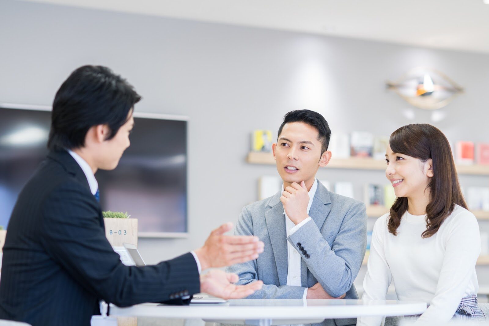 住宅ローンの返済シミュレーションを相談する夫婦と営業担当者