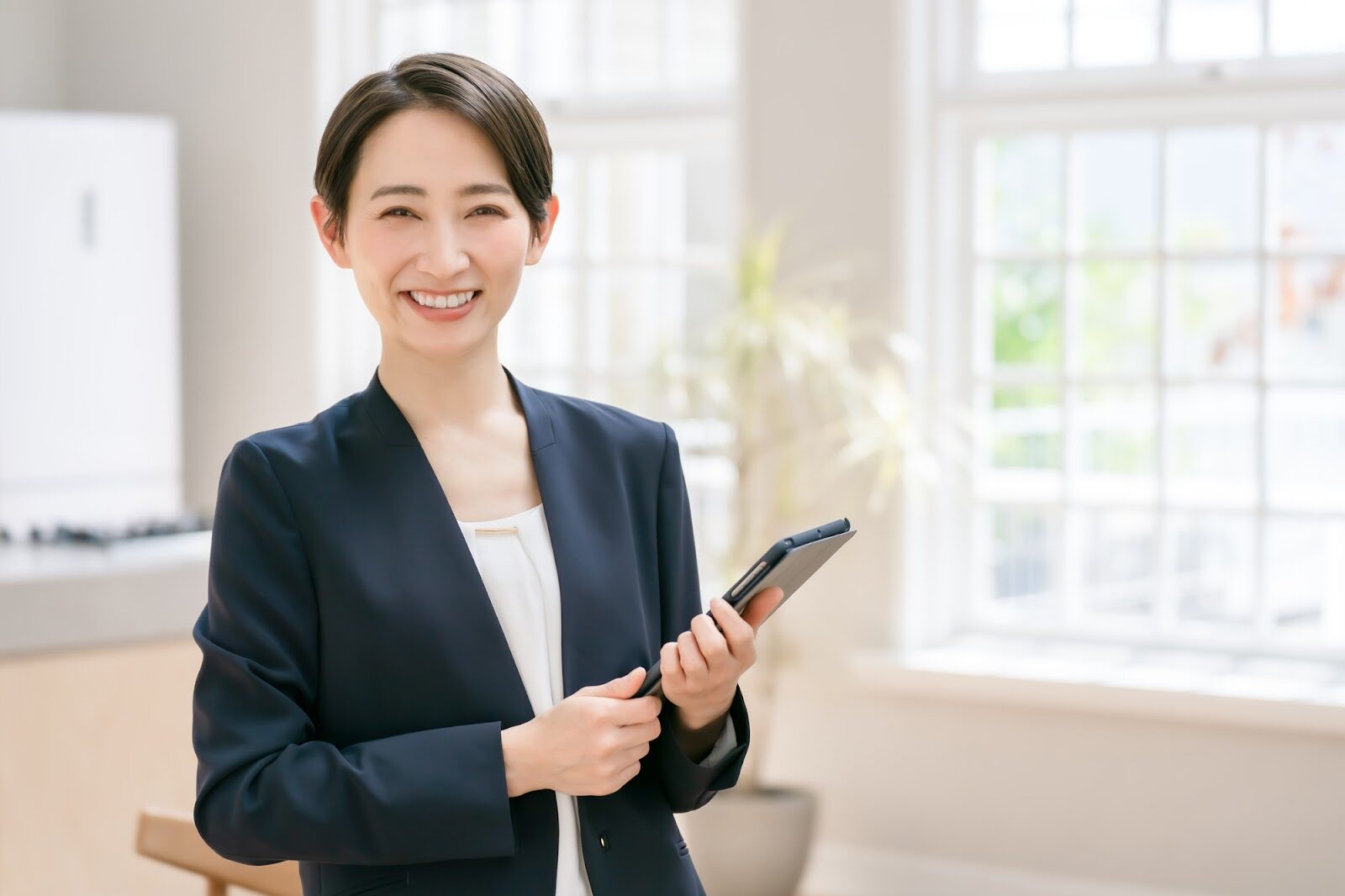 注文住宅の相談に対応する女性スタッフ｜間取りや家づくりの打ち合わせイメージ