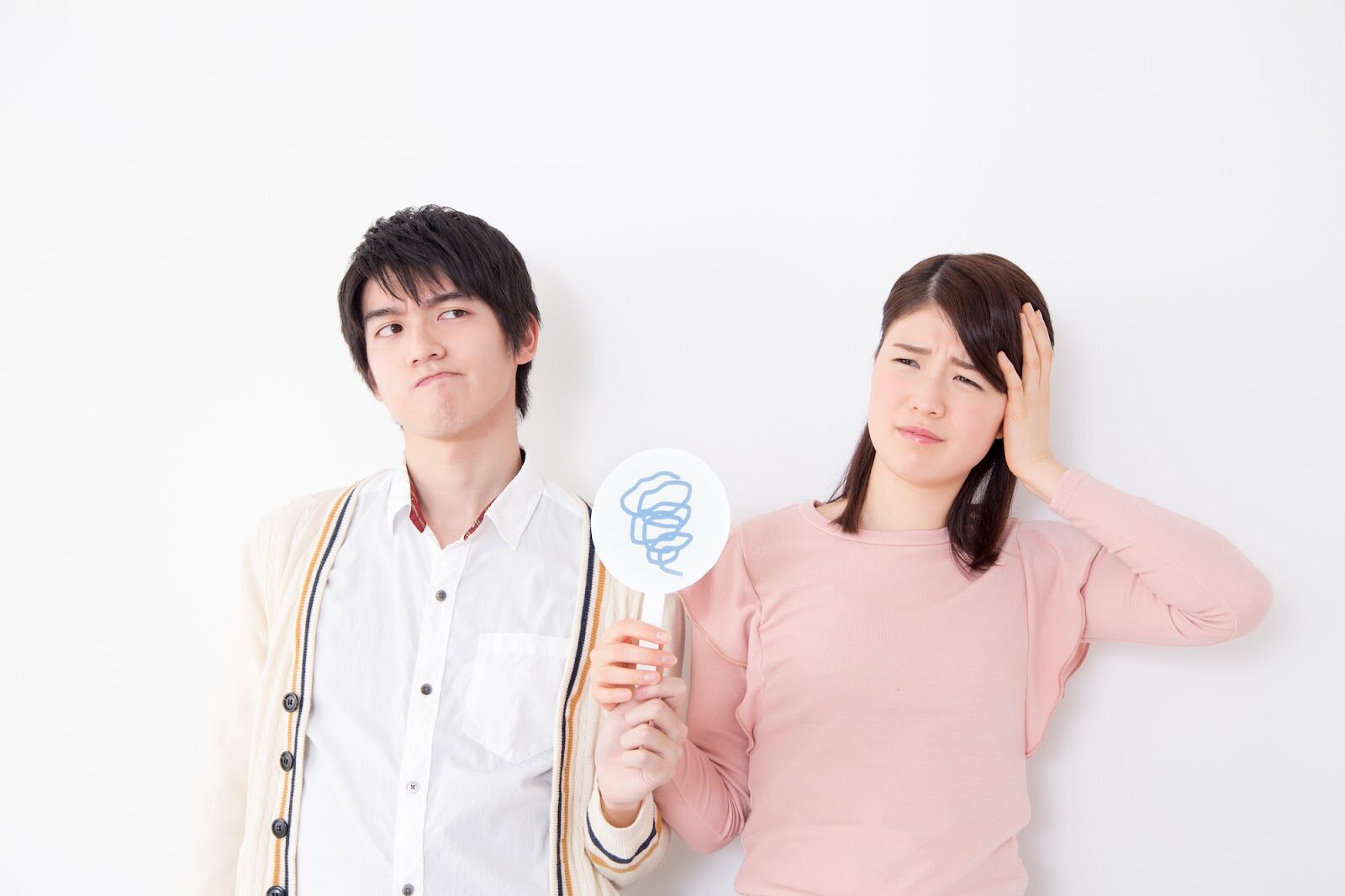 住宅ローン返済に悩む若い夫婦｜ローン破綻や家計不安をイメージ