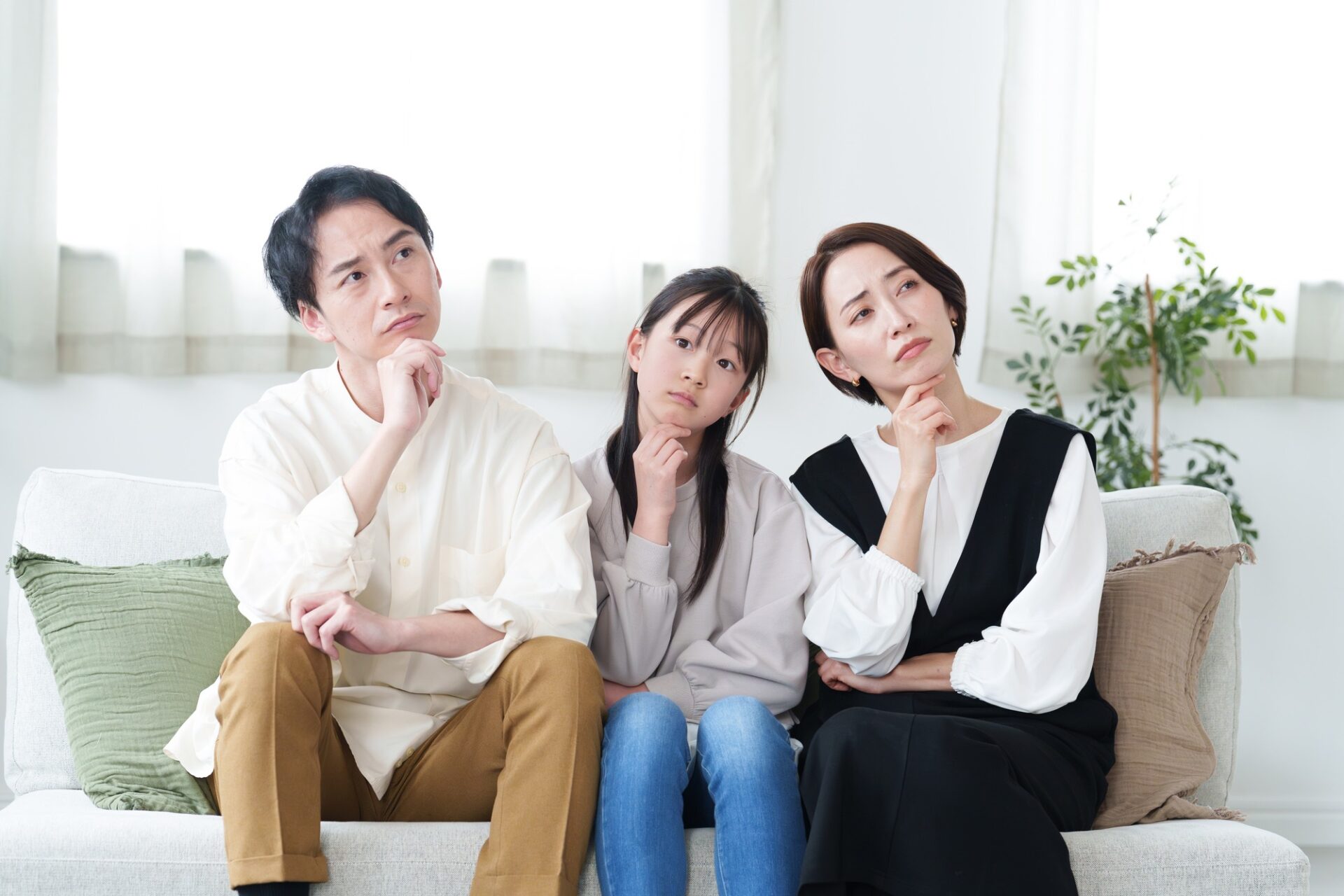 注文住宅の設備選びに悩む家族｜メンテナンス費用や総コストの比較イメージ