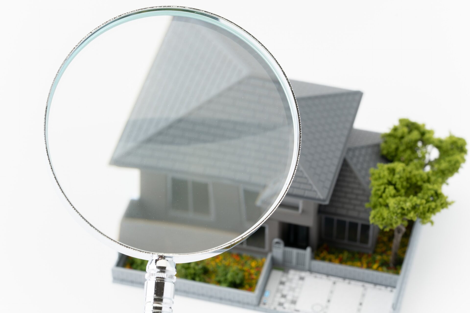 住宅設備の点検やランニングコストをチェックするイメージ｜注文住宅のメンテナンス費用