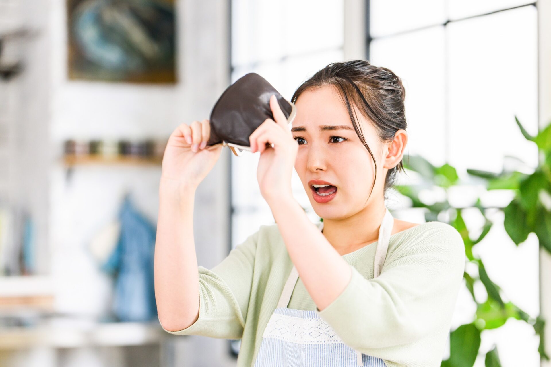 住宅設備の修理費や想定外の出費に悩む女性｜メンテナンス費用の負担イメージ