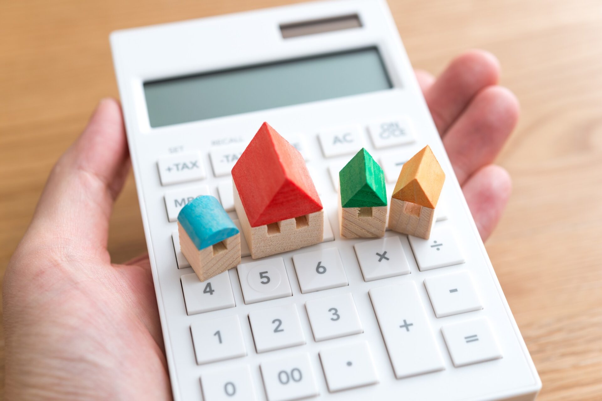 注文住宅の予算オーバーを防ぐために建築費や付帯工事を試算しているイメージ写真