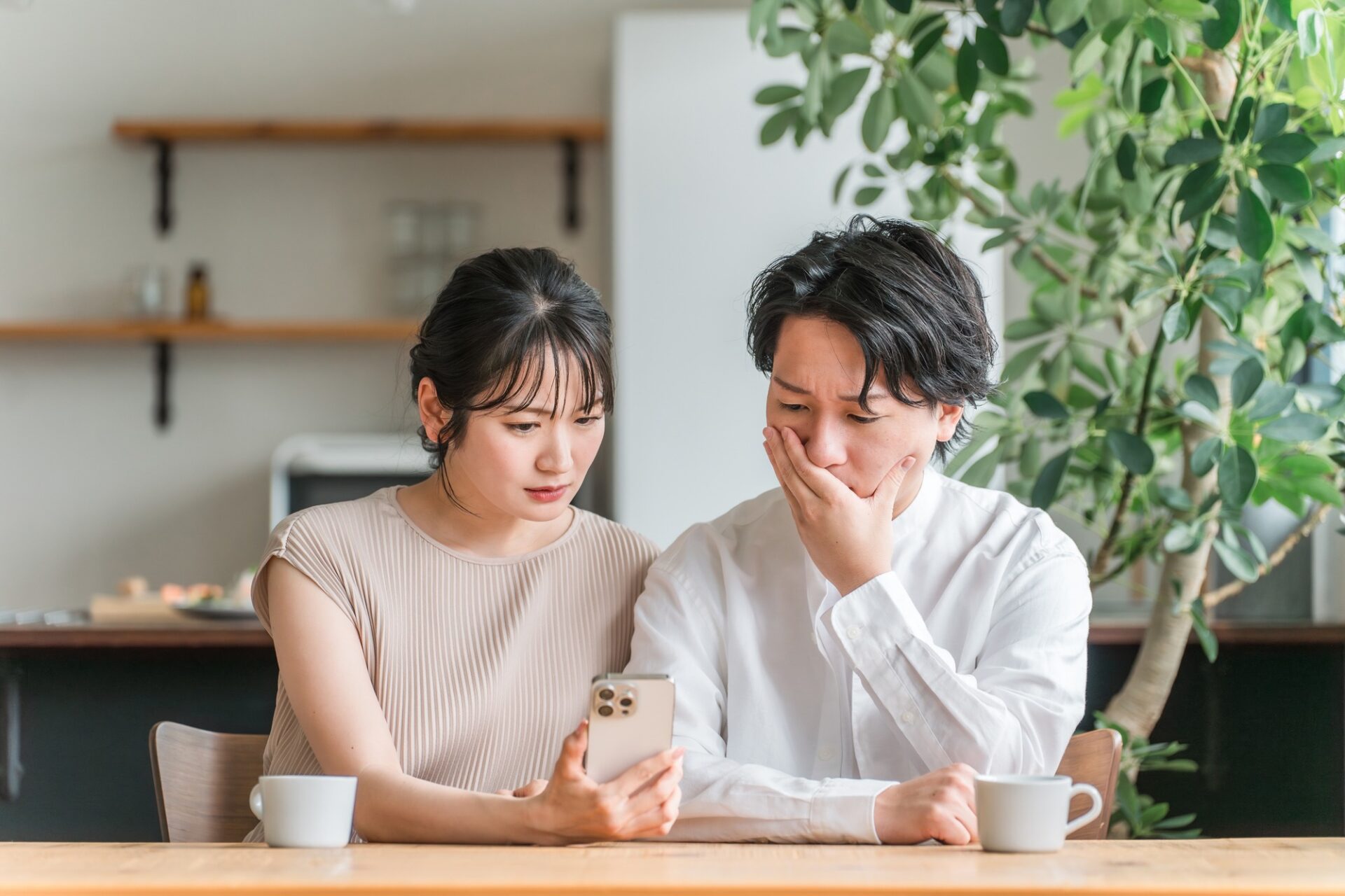 注文住宅の予算オーバーに気づき費用増加に不安を感じる夫婦のイメージ