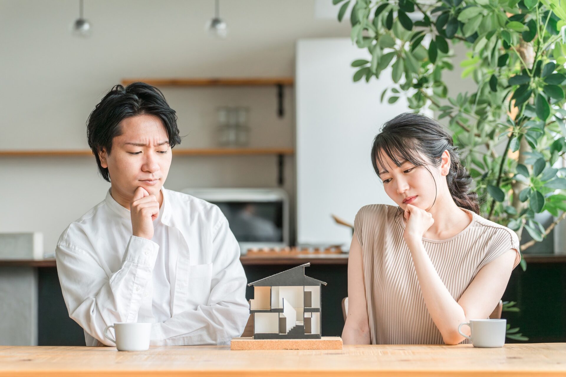 注文住宅で予算オーバーが不安になり、家づくりの費用や仕様に悩む夫婦のイメージ