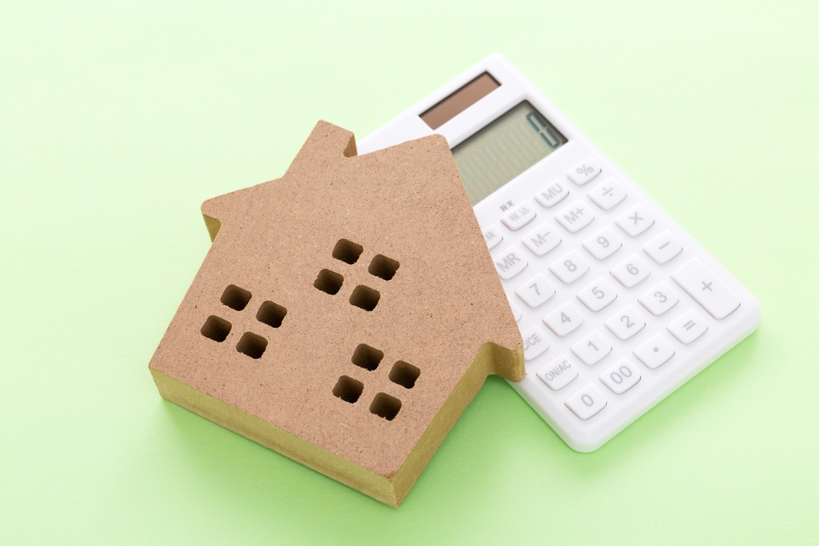 「みらいエコ住宅2026」補助金の活用を考えるための住宅模型と資金計画のイメージ