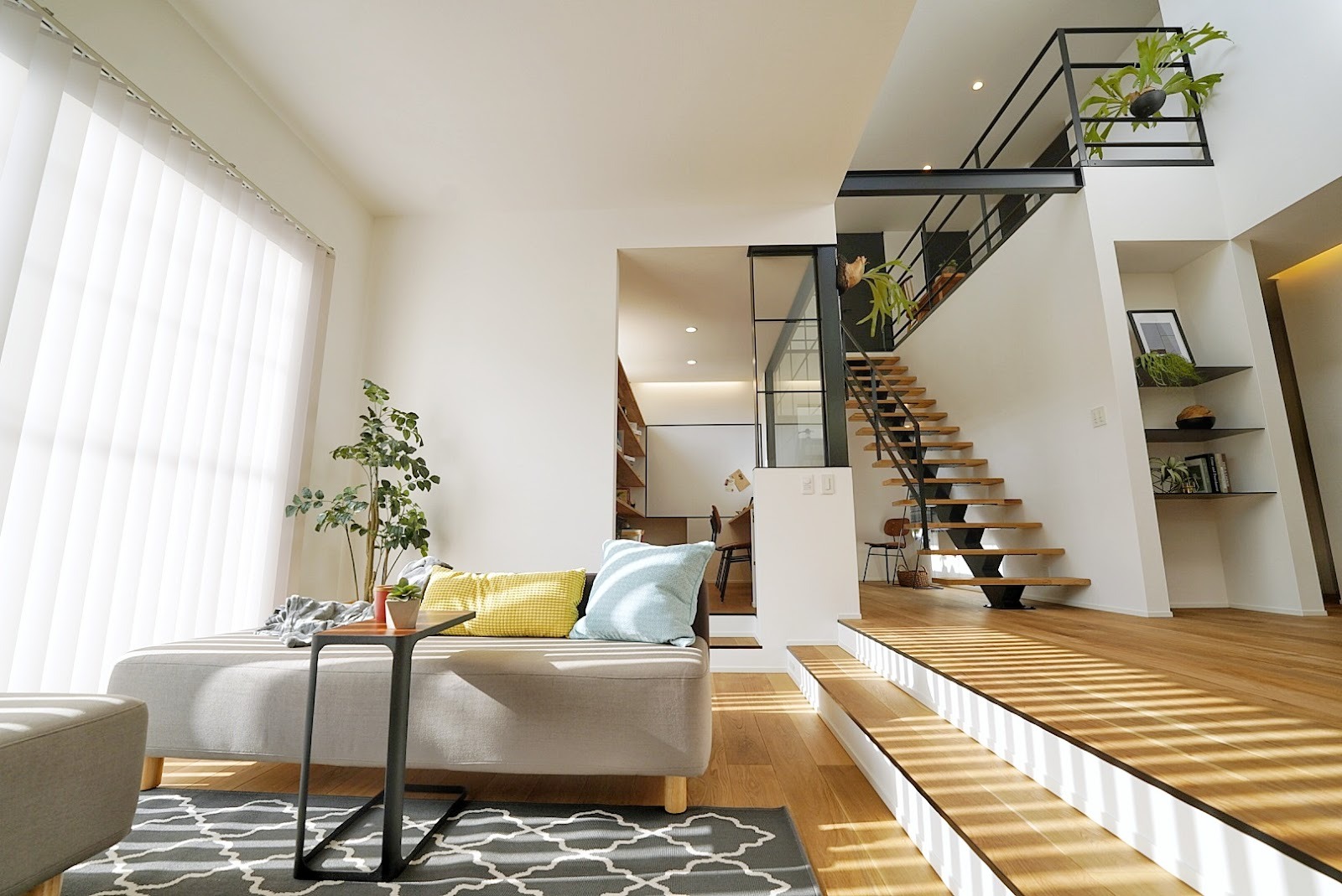 「みらいエコ住宅2026」基準の高断熱・高性能住宅をイメージさせる明るいリビング空間