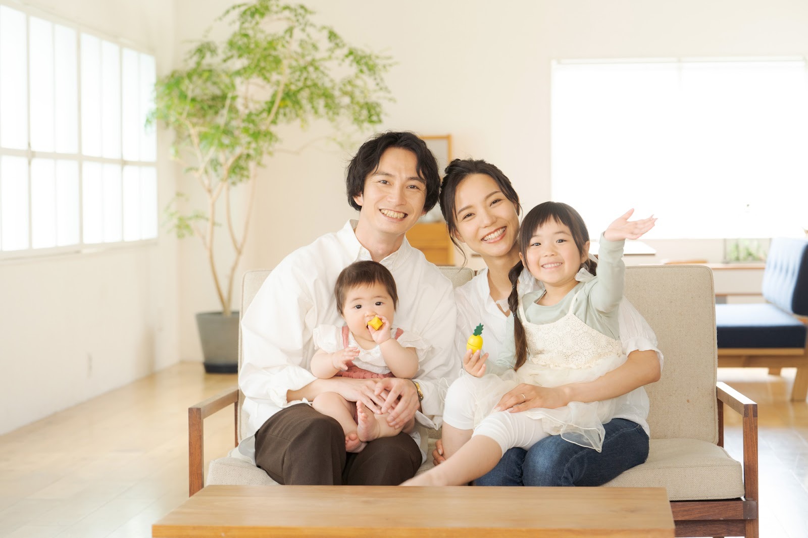 「みらいエコ住宅2026」を利用して建てた新築で快適に暮らす家族のイメージ写真