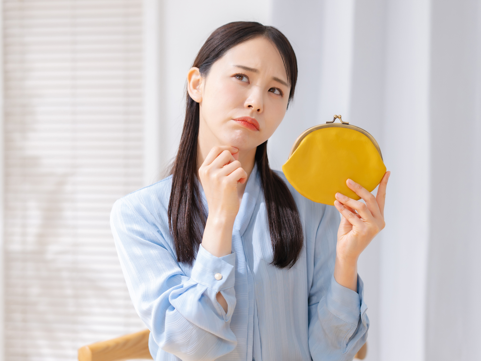 家づくり_お金のことで悩む女性