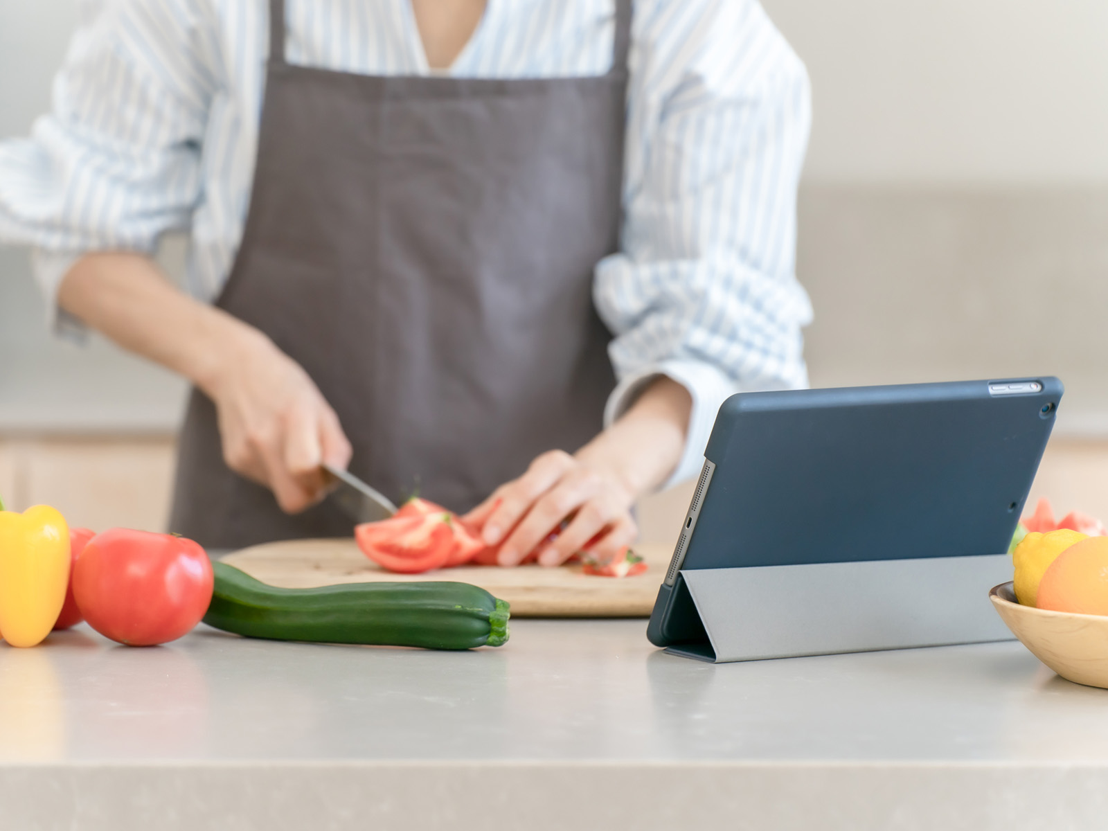 料理中_タブレットを見ながら料理