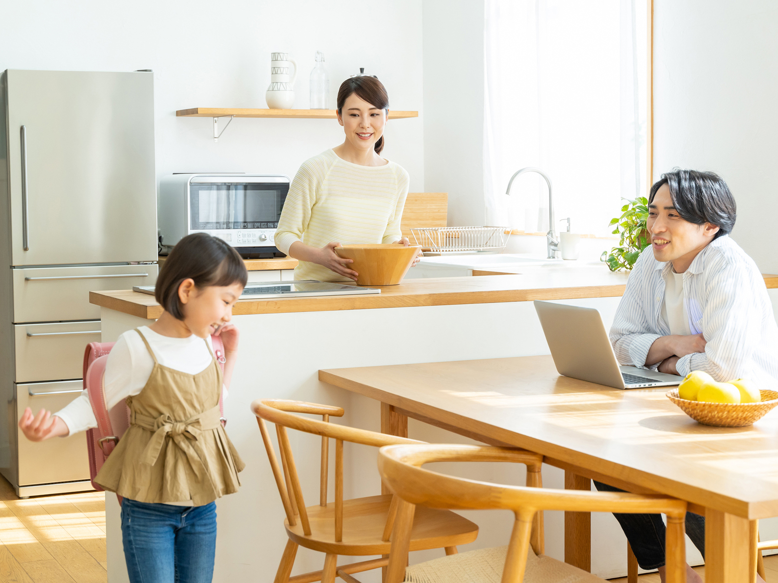 玄関は暮らしの要_リビングに集まる家族のイメージ