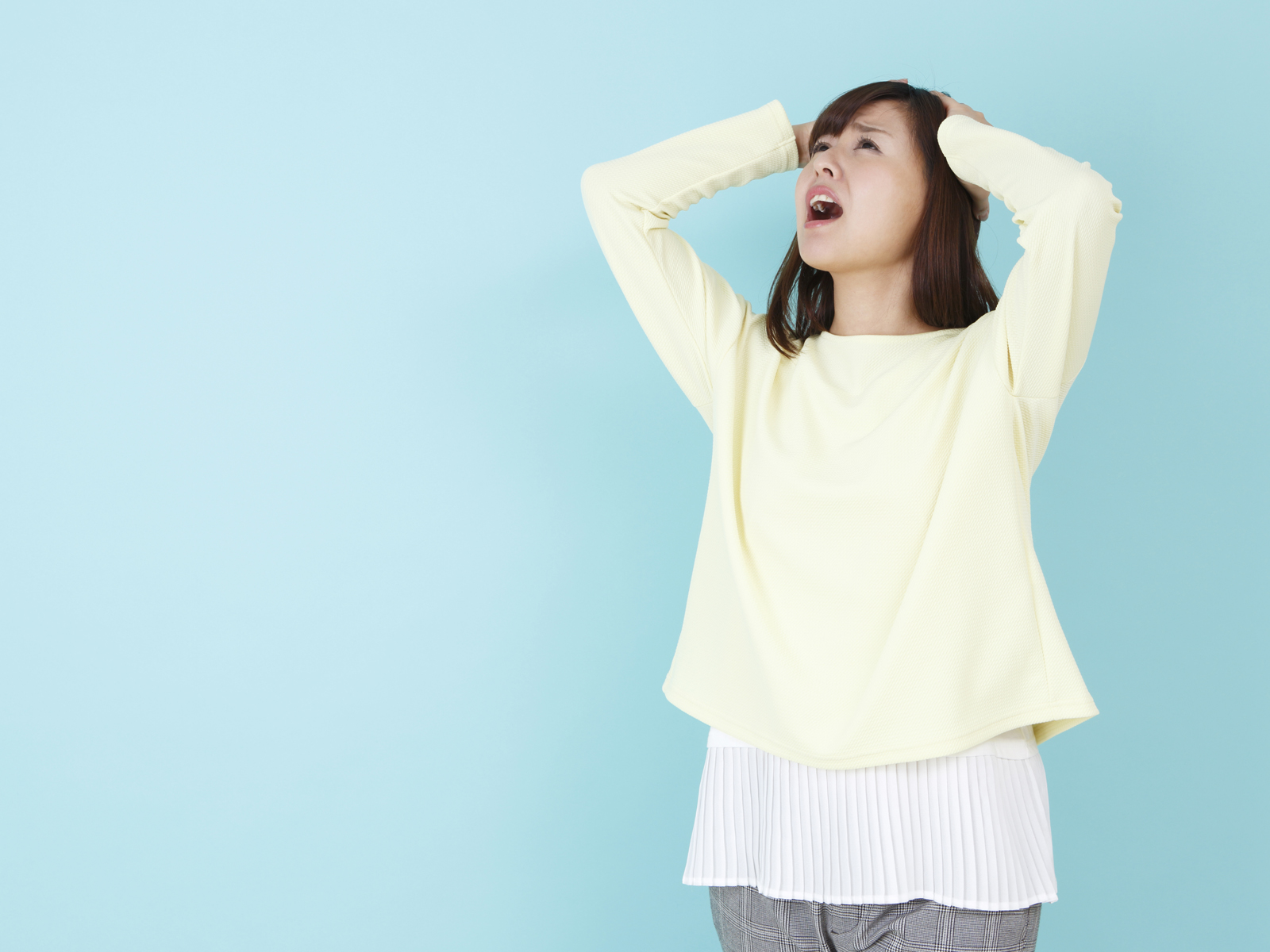 頭を抱える女性_天井高が低い