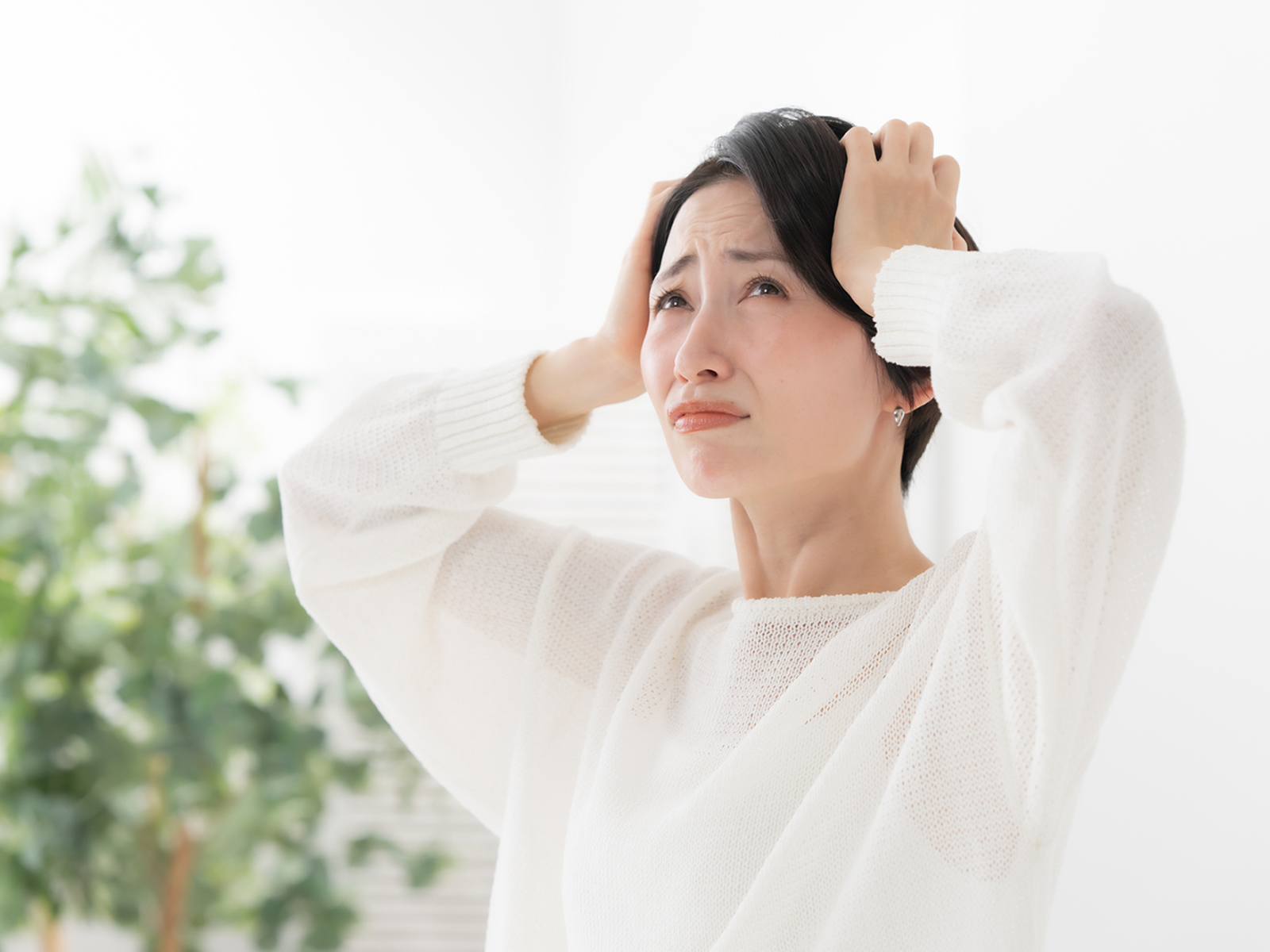 頭を抱える女性
